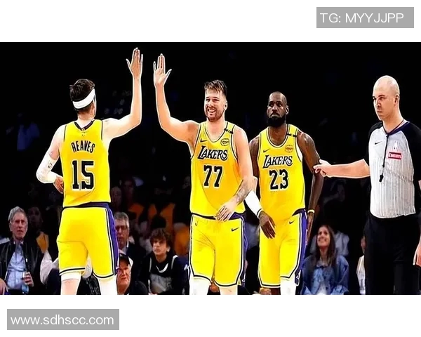 湖人季前赛首战焦点 东契奇对决布克 詹姆斯缺阵艾顿迎首秀 湖人季前赛首战焦点 东契奇对决布克 詹姆斯缺阵艾顿迎首秀