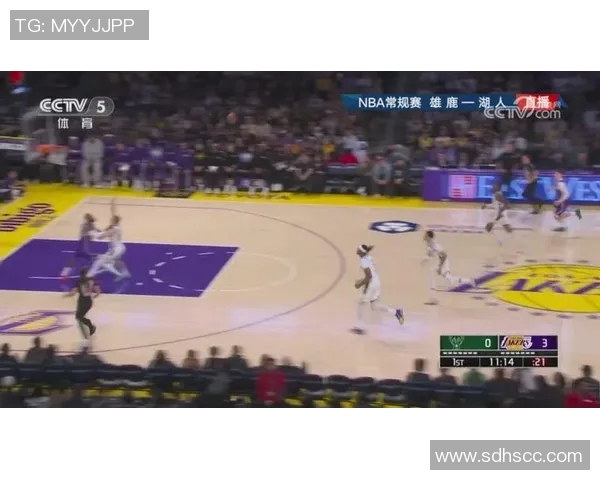 东契奇半场制导 詹姆斯快攻上篮得手